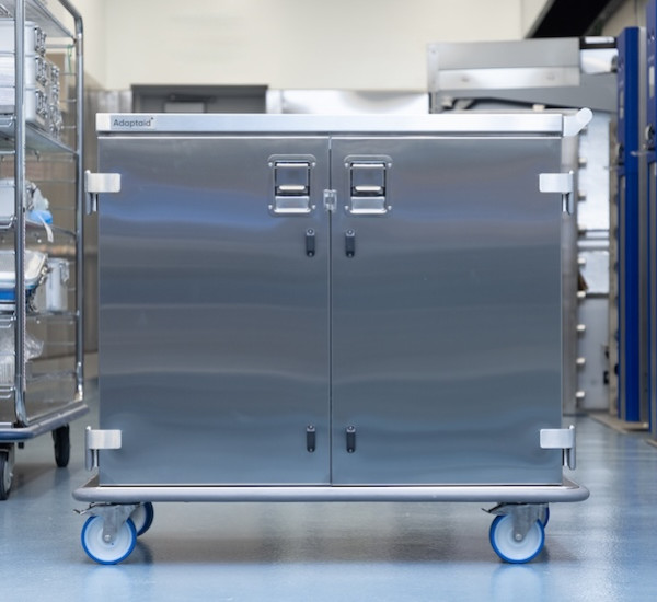 Chariot de case en acier inoxydable à double porte pour le transport sécurisé d'instruments chirurgicaux avec tablettes coulissantes et compatible avec les grands caissons de stérilisation