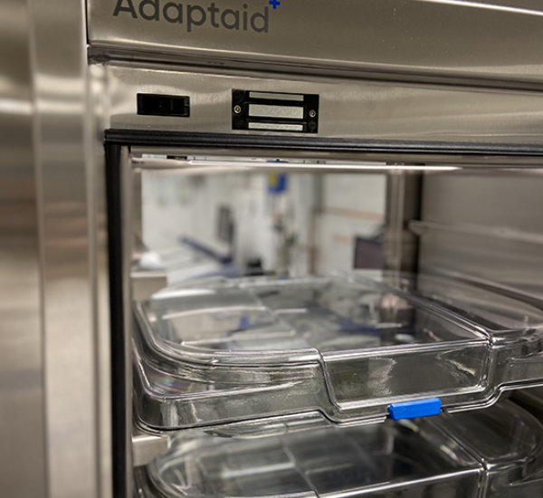 Armoire pass-through conçue pour le transport en toute sécurité des bacs d'endoscopes avec couvercles